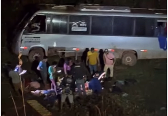 Micro-ônibus da Saúde de Uruará tomba e deixa feridos na Transamazônica