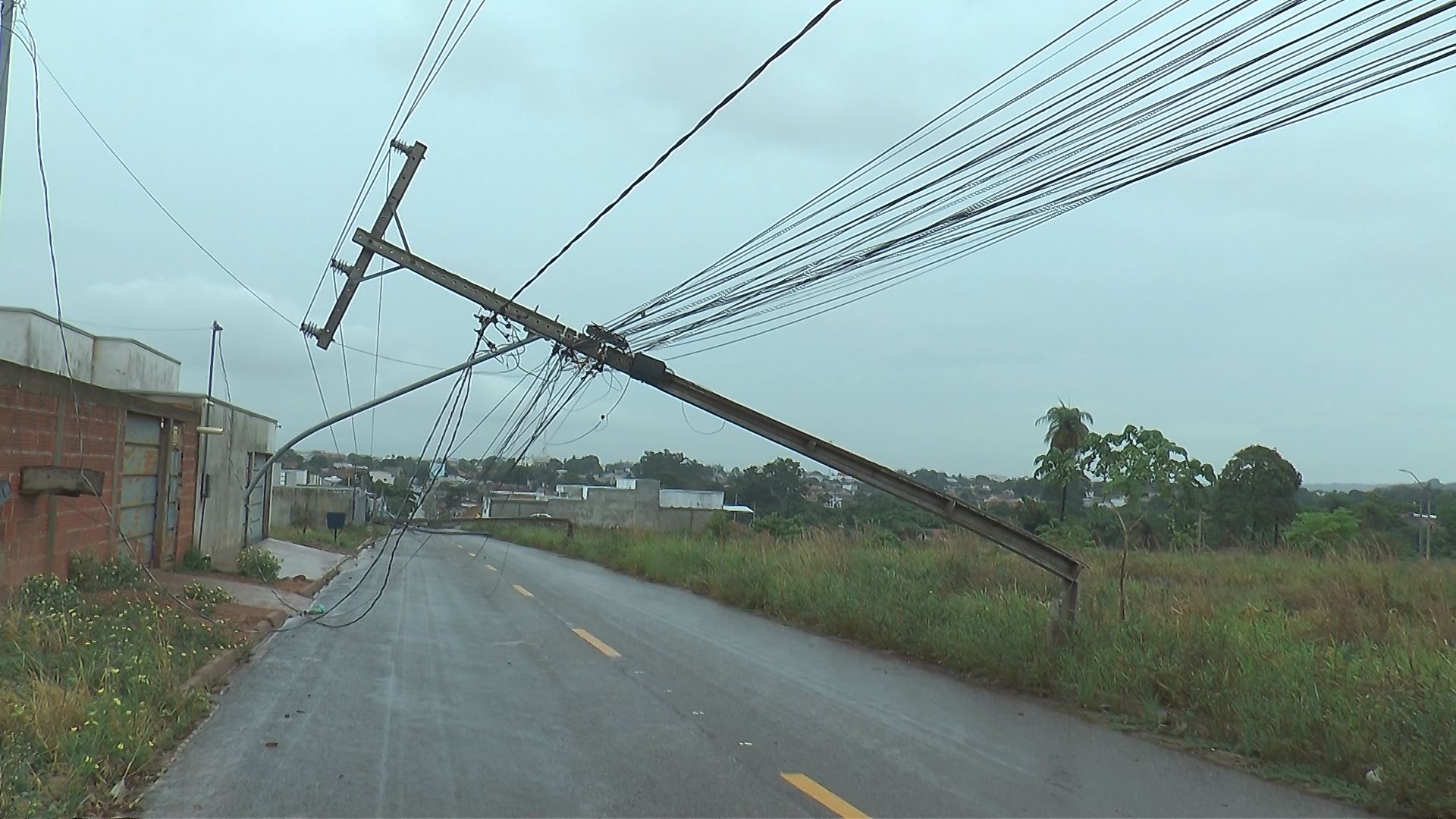 Tempestade causa grandes prejuízos em Canaã dos Carajás: postes caídos e bairros sem energia elétrica